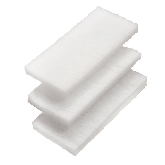 Drei rechteckige weiße SCHEUERVLIES-PADS (3er Set, weich, 260x120x25mm, F.#8616+17) von Haug Bürsten KG sind versetzt gestapelt. Die Pads haben eine raue Oberfläche und unebene Kanten - ideal für die Haushaltsreinigung.