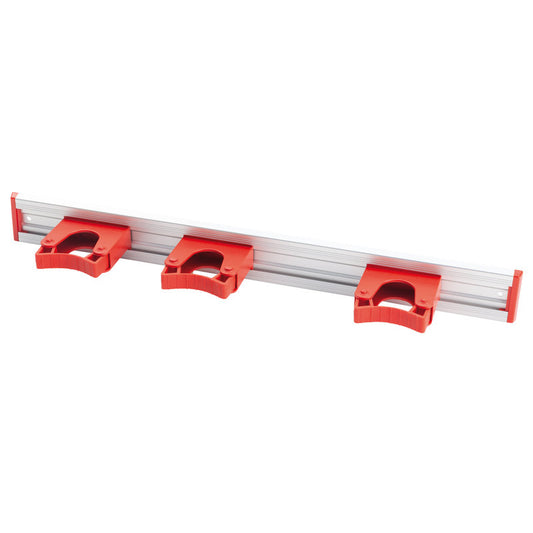 Die Haug Bürsten KG ALU-GERÄTELEISTE, 3 STIELHALTERUNGEN (510x55mm), verfügt über eine silberne Aluminiumschiene mit drei roten Haltern - ideal, um Besen und Mopps zu organisieren und Ordnung zu halten.