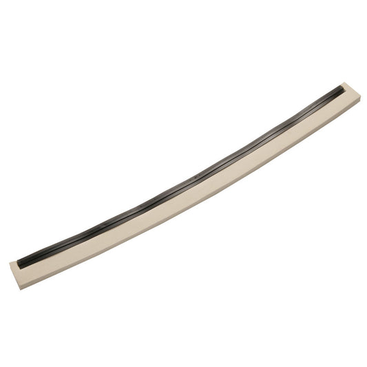 Abgebildet ist ein einzelner, gebogener, rechteckiger ERSATZ-GUMMILIPPE 1-lippig (700x20x22mm) der Haug Bürsten KG aus Lebensmittelgummi mit beigem Sockel und schwarzem Streifen vor weißem Hintergrund.