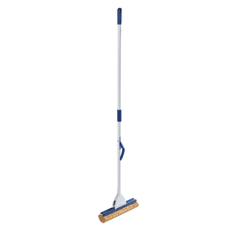 Der Haug Bürsten KG FEUCHTWISCHER MIT STAHLSTIEL 1400X330X85MM, in weiß und blau, verfügt über einen langen Griff, einen Auswringhebel und einen rechteckigen Schwammkopf - perfekt für die Bodenreinigung - der aufrecht vor einem weißen Hintergrund steht.