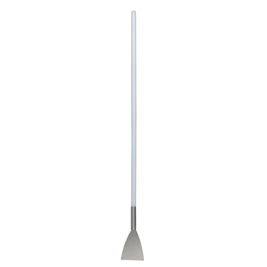 Der SPACHTEL M. LANGEM STIEL, EDELSTAHL,STIEL PA,1130X100X15 von Haug Bürsten KG verfügt über eine weiße Stange und eine flache dreieckige Klinge aus rostfreiem Stahl - ein unverzichtbares Trockenbauwerkzeug für präzises Arbeiten, abgebildet auf einem schlichten weißen Hintergrund.