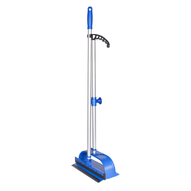 Der blau-silberne Haug Bürsten KG Gummiwischer (KEHRG.M.LANGEM ALU-STIEL) mit langem Aluminiumstiel, gebogenem Griff und Gummiklinge steht aufrecht - ideal für die Reinigung von Böden und Oberflächen. Inklusive 350x16x Wischer und Abfallhalter.