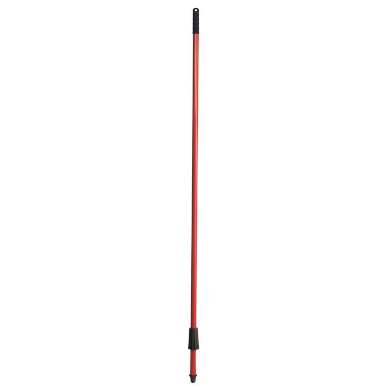 Der IN-UP Besenstiel von Haug Bürsten KG aus rotem Stahlrohr (Außen-Ø 21mm, 1300mm lang) steht mit schwarzen Kunststoff-Enden vertikal vor weißem Hintergrund.