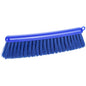 Der MEHLBESEN,BLAU von Haug Bürsten KG verfügt über weiche, 0,25 mm starke blaue PBT-Borsten und einen 290 mm langen gebogenen Stiel mit Aufhängeloch - ideal zum Auffegen von Backwarenkrümeln in der Küche.