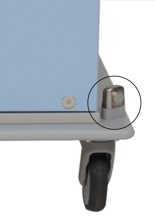 Eine Nahaufnahme zeigt die untere Ecke eines hellblauen fahrbaren Untersatzes mit einer grauen Rolle und hervorgehobenem Novocal Haltemagnet auf Fahrgestell (1 Satz = 2 Stück | Packung), der für seine starke Magnetkraft bekannt ist.