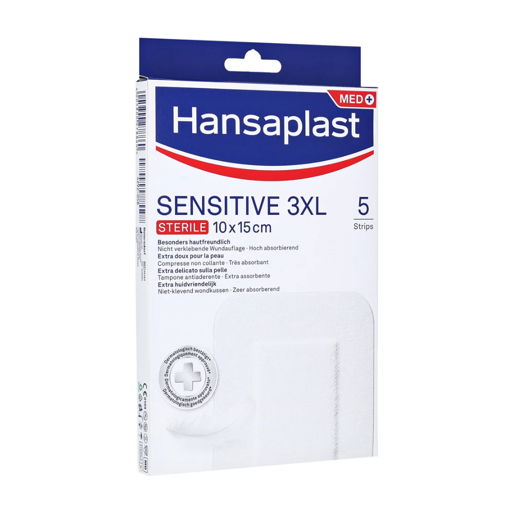 Eine Packung mit Hansaplast Sensitive XL, steril, besonders hautfreundlich sterilen Strips der Beiersdorf AG in den Maßen 10 x 15 cm. Die Packung enthält 5 Strips zur hautfreundlichen und saugstarken Wundversorgung. Die überwiegend weiße Verpackung ist mit blauen und roten Akzenten versehen.