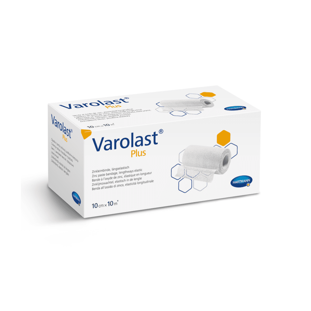 Das Bild zeigt eine rechteckige weiße Schachtel mit Hartmann Varolast® Plus Zinkleimbinde. Die Verpackung zeigt ein Bild einer gerollten Binde und sechseckige Motive. Ideal zur Behandlung von Ödemen und Phlebitiden, die auf der Schachtel angegebenen Maße sind 10 cm x 10 m. Unten rechts ist das Logo der Paul Hartmann AG zu sehen.