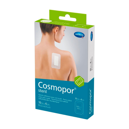 Eine Schachtel Hartmann Cosmopor® Steril Wundverband-Heftpflaster. Darauf ist eine Frau abgebildet, die sich zur postoperativen Wundpflege einen Verband an der Schulter anlegt. Auf der Verpackung sind Größenangaben aufgeführt und es wird erwähnt, dass das Produkt steril ist.