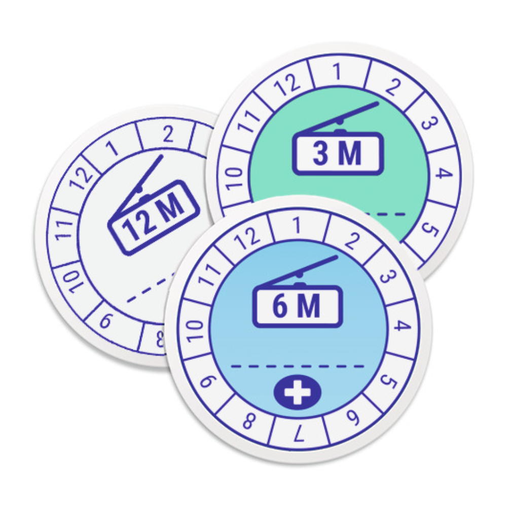 Drei runde Aufkleber mit uhrenähnlichem Design, die jeweils unterschiedliche Zeiträume für die Produktverwendbarkeit angeben: „12M“ in Weiß, „3M“ in Grün und „6M“ in Blau. Diese Hartmann Etiketten zur Kennzeichnung der Verwendbarkeit | Packung (1 Stück) von Paul Hartmann AG haben Zahlen an den Rändern und eine innere Illustration, die an ein Zifferblatt mit einem Messgerät erinnert.