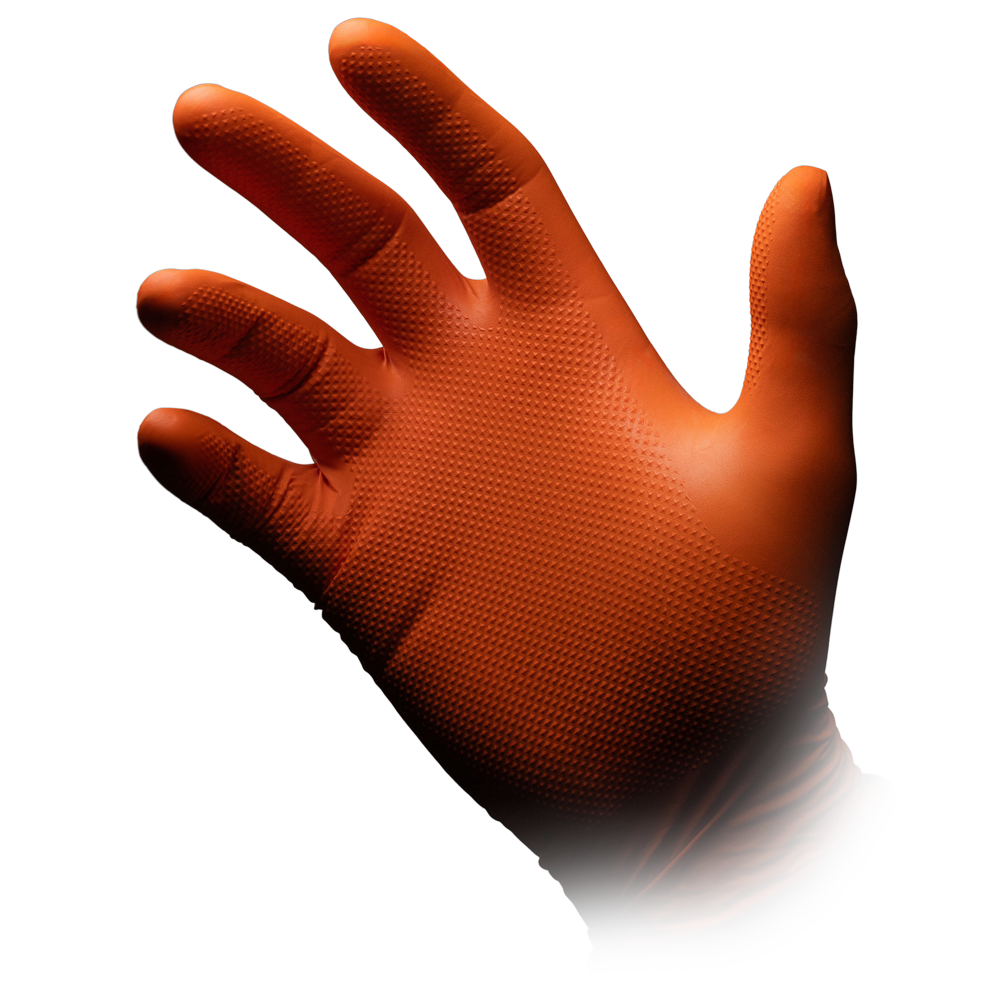 Eine Hand trägt einen orangefarbenen High Grip Einmalhandschuh aus Nitril, ALPHA von AMPri Handelsgesellschaft mbH, vor weißem Hintergrund mit nach vorne gerichteter Handfläche und leicht gespreizten Fingern.
