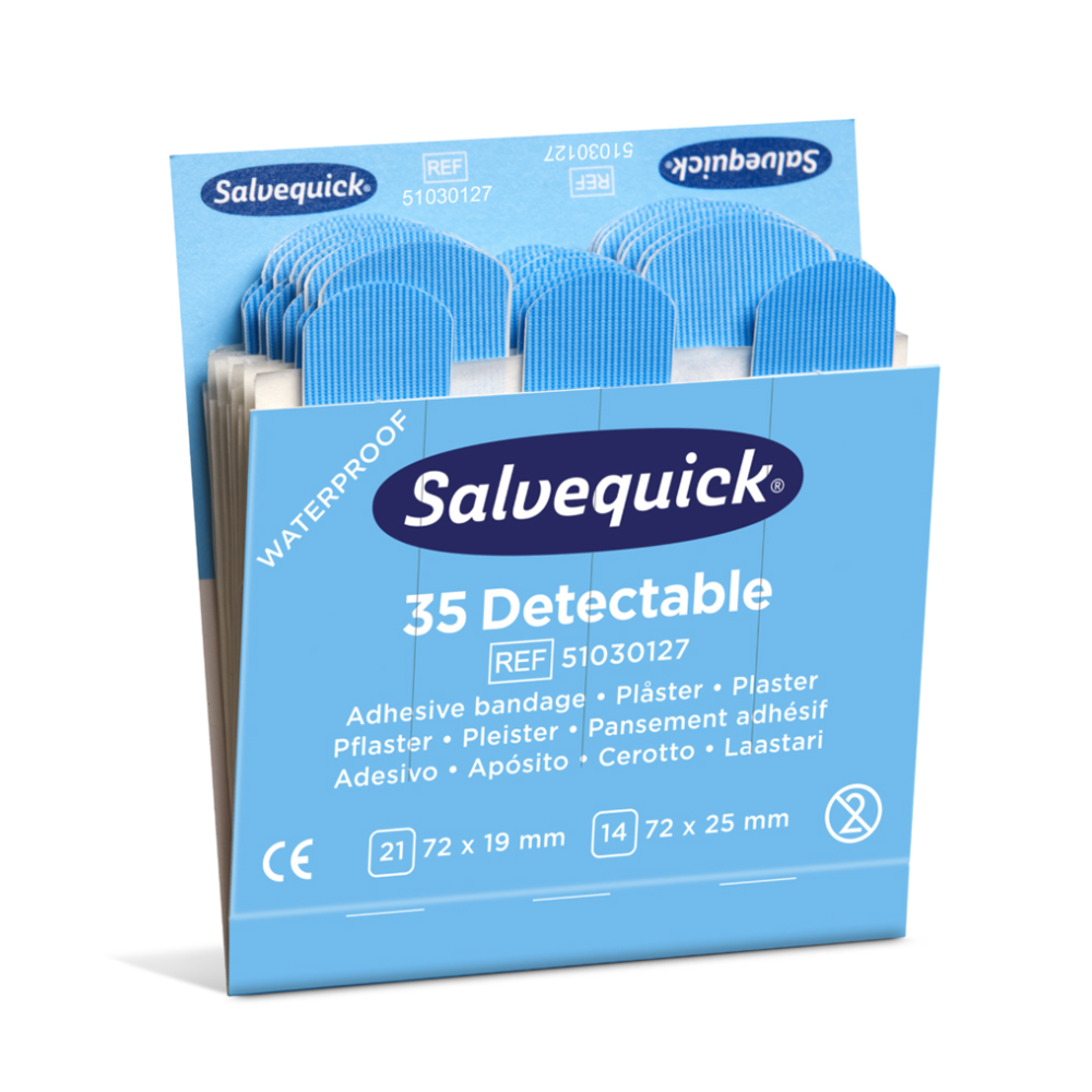 Abbildung einer blauen Schachtel mit detektierbaren Pflastern des Typs Salvequick®-Refill-Einsatz 6735 von Holthaus Medical GmbH & Co. KG, auch bekannt als Salvequick. Die Schachtel enthält Produktinformationen in mehreren Sprachen und zwei Größen: 21 Pflaster à 72 x 19 mm und 14 Pflaster à 72 x 25 mm. Diese wasserfesten Pflasterstreifen sind perfekte Nachfülleinsätze für Erste-Hilfe-Sets.
