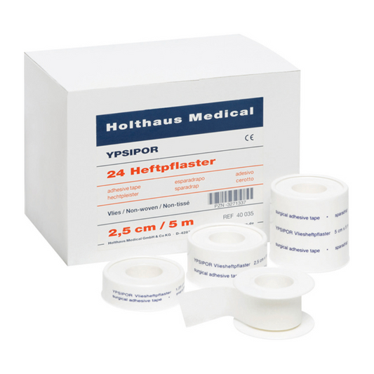 Ausgestellt ist ein Paket mit der Aufschrift „Holthaus YPSIPOR Heftpflaster“ der Holthaus Medical GmbH & Co. KG, das 24 Rollen Klebeband enthält. Auf dem Karton wird das Vliesmaterial des Bandes, seine Maße (2,5 cm x 5 m) und seine Eignung als hautfreundliches Pflaster hervorgehoben. Vor dem Karton sind mehrere Rollen angeordnet.