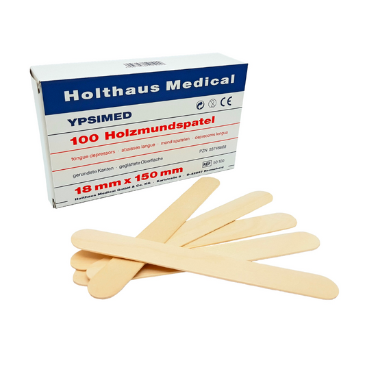 Abgebildet ist eine Schachtel mit der Aufschrift „Holthaus Ypsimed Holzmundspatel, 18 x 150 mm – 100 Stück | Packung (1 Stück)“ von Holthaus Medical GmbH & Co. KG, ideal für den medizinischen Einsatz. Vor der Schachtel liegen mehrere Zungenspatel aus Holz ausgebreitet. Die weiße Schachtel mit blauer und roter Schrift weist auf die Maße 18 mm x 150 mm hin.