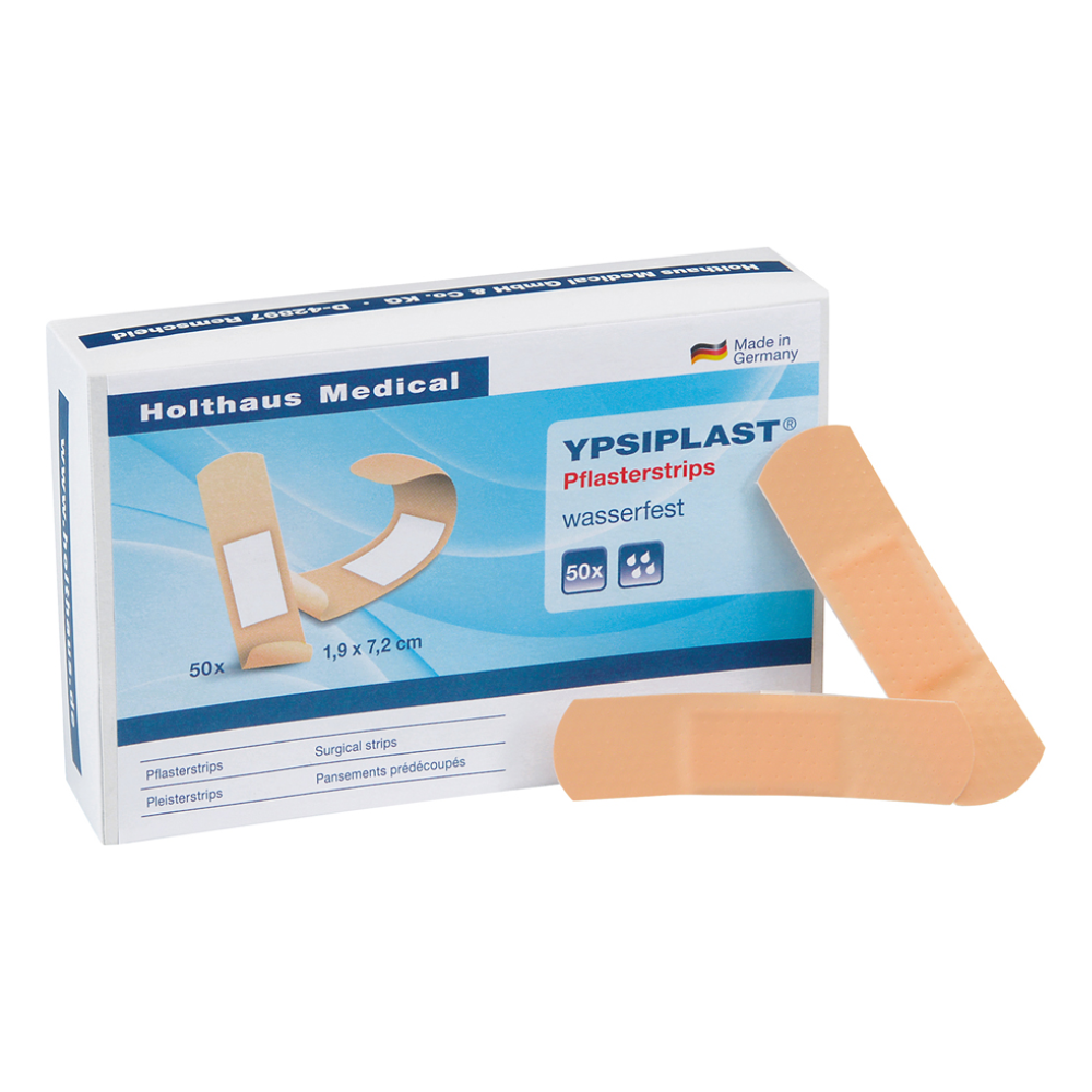 Abgebildet ist eine Schachtel Holthaus Ypsiplast® Pflasterstrips, wasserabweisend von Holthaus Medical GmbH & Co. KG. Die Schachtel mit der Aufschrift „Made in Germany“ zeigt ein Bild der Streifen und besagt, dass sie 50 wasserfeste Pflasterstreifen mit den Maßen 1,9 cm x 7,2 cm enthält. Zwei Streifen sind auch außerhalb der Schachtel zu sehen.