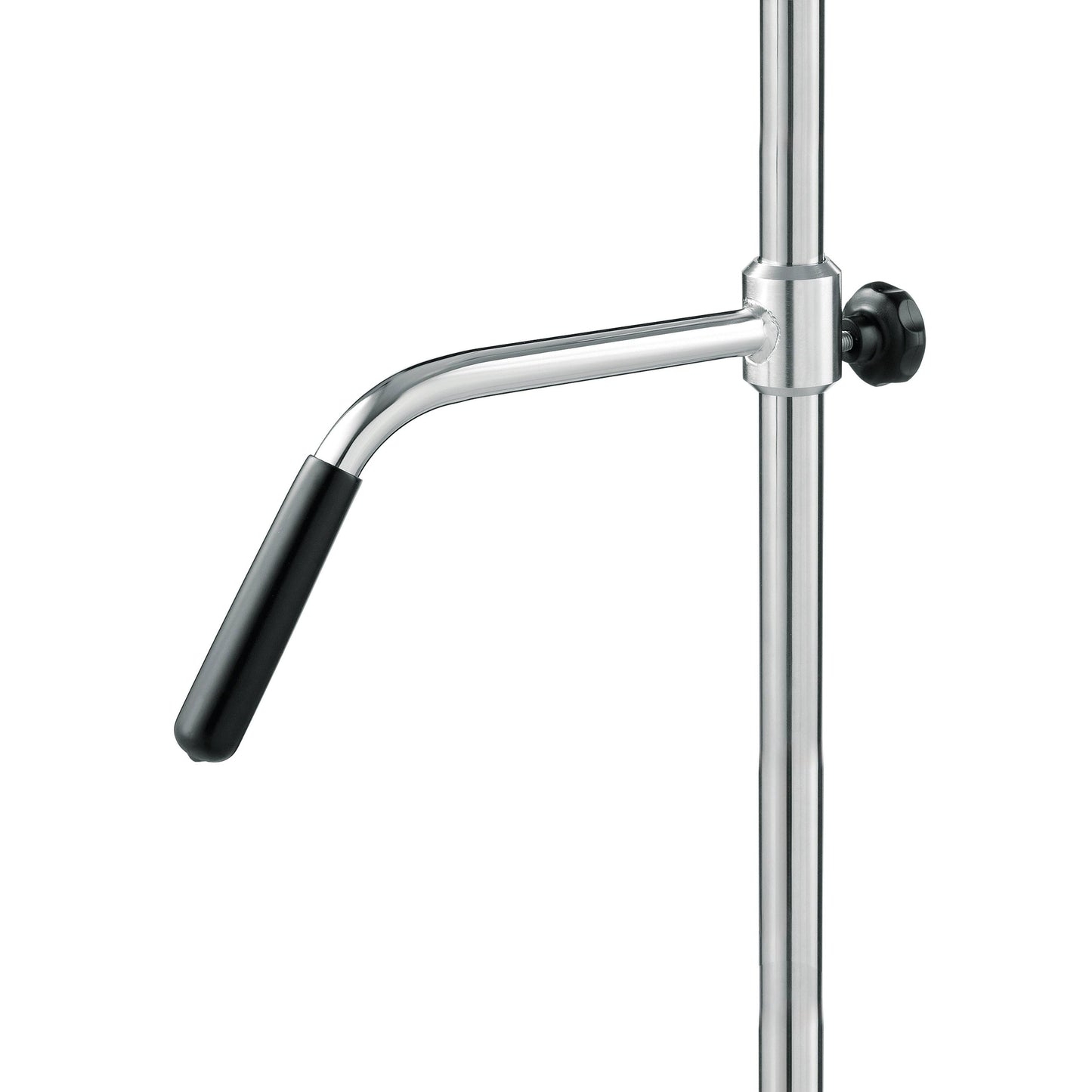 Eine Nahaufnahme des Novocal Schiebegriffs für Infusionsständer aus Edelstahl, mit verstellbarem Handrad und schwarzem Kunststoffgriff, zeigt das praktische L-förmige Design sowie den schwarzen Verstellknopf auf der rechten Seite.