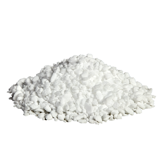 Ein Haufen Kiehl ARCANDIS-Salz Granulat Spülmaschinensalz, grobkörnig (2 kg, Karton mit 6 Packungen von Johannes Kiehl KG), liegt auf weißem Hintergrund - ideal zur Wasserenthärtung und Vorbeugung von Kalkablagerungen.