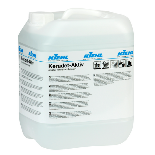 Weißer 10-Liter-Kunststoffbehälter der Johannes Kiehl KG mit der Aufschrift "Kiehl Keradet-Aktiv Alkohol-Universal-Reiniger", mit aufgedruckten Hinweisen, Sicherheitssymbolen, einem Griff und einem Schraubverschluss. Geeignet für alle Oberflächen.