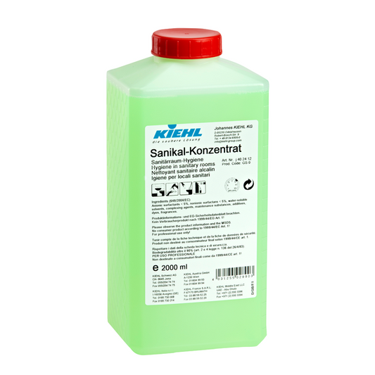 Ein grüner, rechteckiger 2-Liter-Kunststoffbehälter der Johannes Kiehl KG mit der Aufschrift "Kiehl Sanikal-Konzentrat Sanitärraum-Hygiene" ist mit einem roten Deckel und mehrsprachigen Produkt- und Anwendungshinweisen auf der Vorderseite versehen.