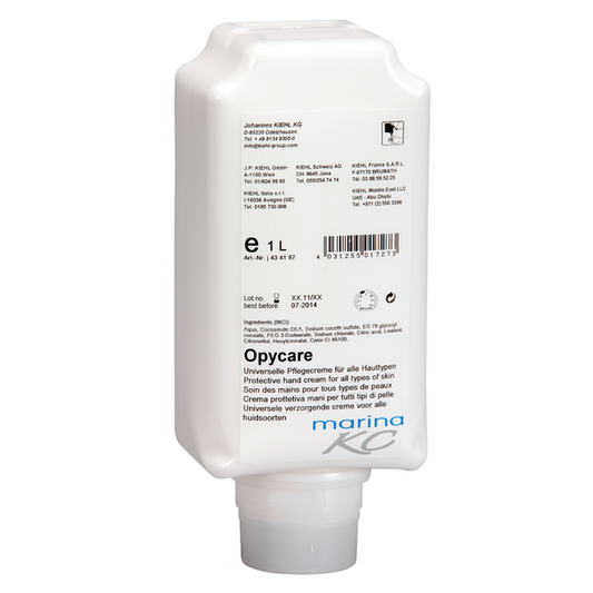 Weiße 1-Liter-Flasche der Johannes Kiehl KG Kiehl Opycare Universelle Pflegelotion für alle Hauttypen, mit rechteckiger Form und mehrsprachiger Produktinformation auf dem Frontetikett; geeignet als Lotion für alle Hauttypen.