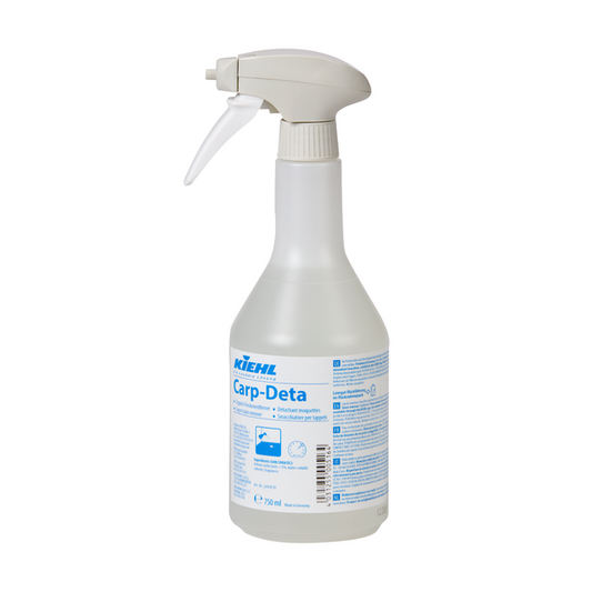 Eine Sprühflasche Carp-Deta Teppich-Fleckenentferner (750 ml) der Johannes Kiehl KG mit blauem Text und Anweisungen auf einem weißen Etikett sowie einer weißen Abzugsdüse, die für eine effektive Teppichreinigung und Fleckenentfernung konzipiert ist. Der Karton enthält 6 Flaschen.