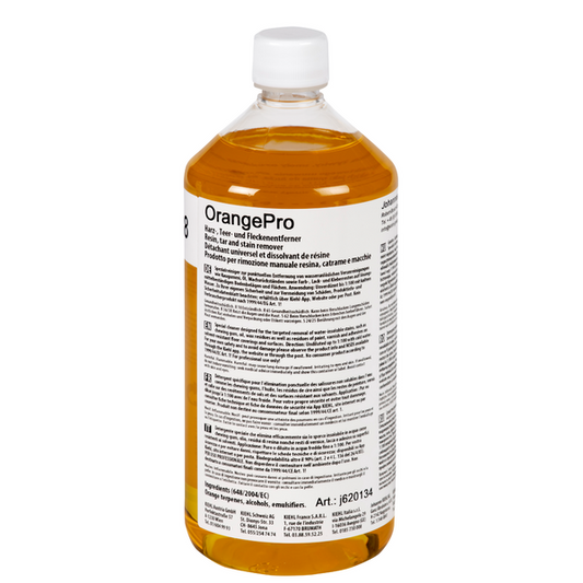Eine 1L-Klarsichtflasche Kiehl OrangePro Harz-, Teer- und Fleckenentferner der Johannes Kiehl KG, gefüllt mit orangefarbener Flüssigkeit. Das mehrsprachige Etikett und der Barcode sind abgebildet, die Flasche ist mit einem Schraubverschluss versehen.