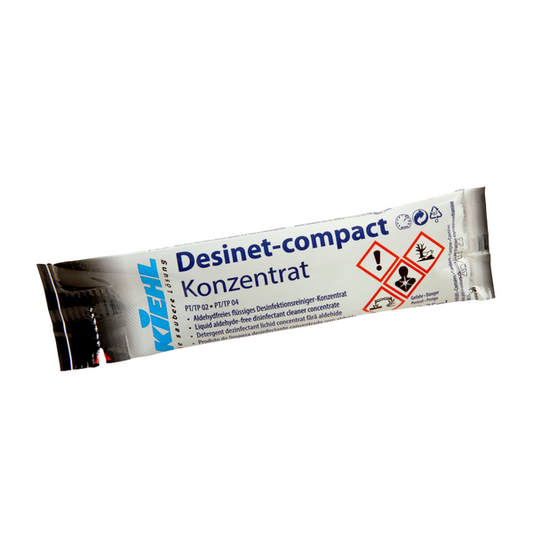 Eine silber-blaue Einwegpackung der Johannes Kiehl KG mit der Aufschrift "Kiehl Desinet-compact Konzentrat" enthält ein aldehydfreies flüssiges Desinfektionsmittel-Reinigungskonzentrat mit deutschem Text und Gefahrstoffhinweisen.