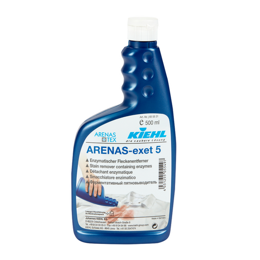 Eine blaue 500-ml-Flasche Johannes Kiehl KG Kiehl ARENAS-exet 5 Enzymatischer Fleckenentferner mit weißem Verschluss und mehrsprachigem Etikett zeigt Anwendungshinweise und Bilder von verschmutzten Textilien, die gereinigt werden. Erhältlich in Kartons mit 6 Flaschen.