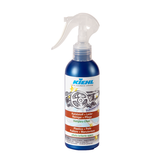 Kunststoff-Sprühflasche von Johannes Kiehl KG's Kiehl Kunststoff+Leder / Reiniger+Pflege zur Reinigung und Pflege von Autoinnenräumen und Leder, mit klarer Auslösetülle und blau-weißem Etikett mit Autoinnenraumgrafik.