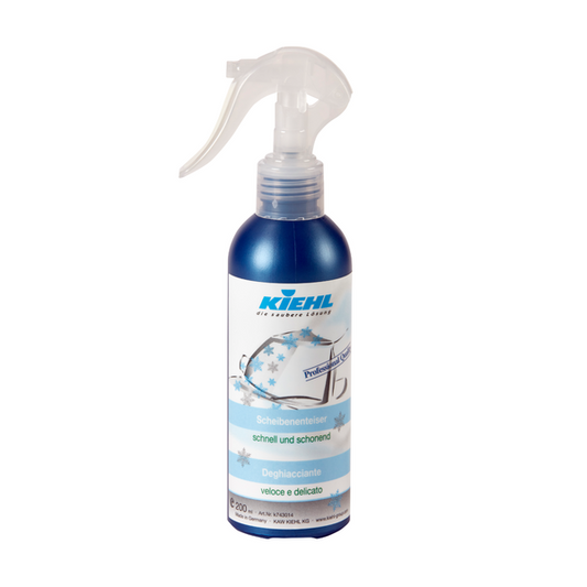 Der Kiehl Scheibenenteiser 200 ml der Johannes Kiehl KG ist eine blau-silberne Sprühflasche mit durchsichtigem Sprühkopf, die zum Enteisen von Autoscheiben gedacht ist. Das Etikett ist mit einer Schneeflockengrafik und mehrsprachigem Text versehen. Erhältlich als Karton (30 Flaschen).