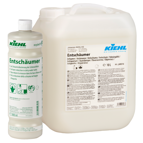 Eine 1L-Flasche und ein 10L-Behälter von Kiehl Entschäumer zur Schaumreduzierung der Schmutzflotte von Johannes Kiehl KG. Beide weißen Gebinde tragen deutsche Etiketten mit grüner und blauer Schrift sowie dem Markenlogo.