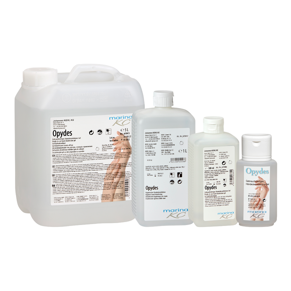 Abgebildet sind vier klare Flaschen der Kiehl Opydes Hygienische Händedesinfektion der Johannes Kiehl KG in verschiedenen Größen in einer Reihe. Sie tragen eine weiße und blaue Schrift mit Handsymbolen zur hygienischen Händedesinfektion und Keimreduzierung.