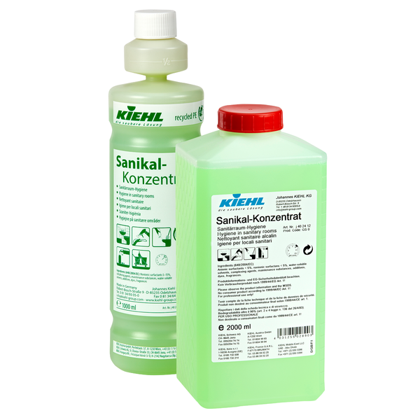 Zwei grüne Flaschen der Johannes Kiehl KG Kiehl Sanikal-Konzentrat Sanitärraum-Hygiene, eine hohe mit Ausgießer und eine kürzere mit rotem Verschluss, beide in deutscher Sprache beschriftet für den professionellen Hygiene- und Desinfektionsgebrauch.