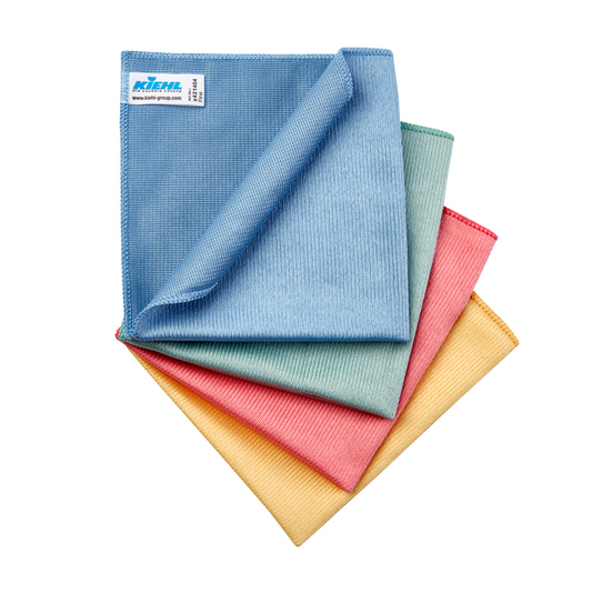 Vier lose verpackte Kiehl Microfasertücher Fine (40 x 35 cm, 300 g/qm) von Johannes Kiehl KG in Blau, Grün, Rot und Gelb sind fächerförmig angeordnet; das blaue Tuch liegt oben und zeigt ein weißes Ecketikett mit Logo.