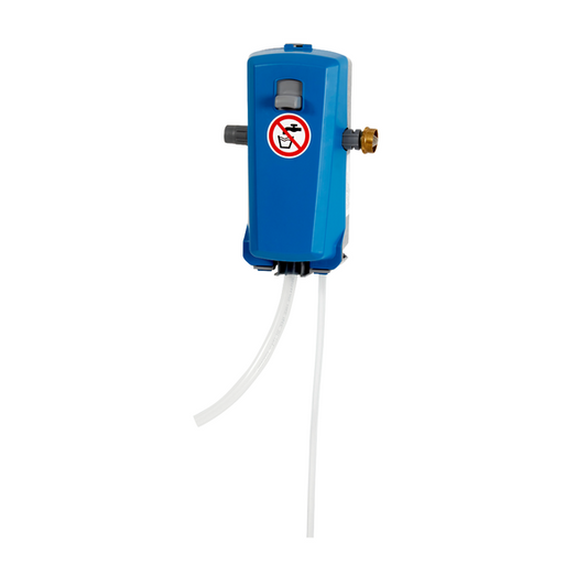 Das Johannes Kiehl KG Kiehl DosiJet 1P-4L Multidosing Dosiergerät für die Wandmontage spendet bis zu 4 L/min, verfügt über einen Schlauch am Boden, einen Hebel, einen seitlichen Anschluss aus Messing und einen Warnaufkleber gegen das Trinken des Wassers.