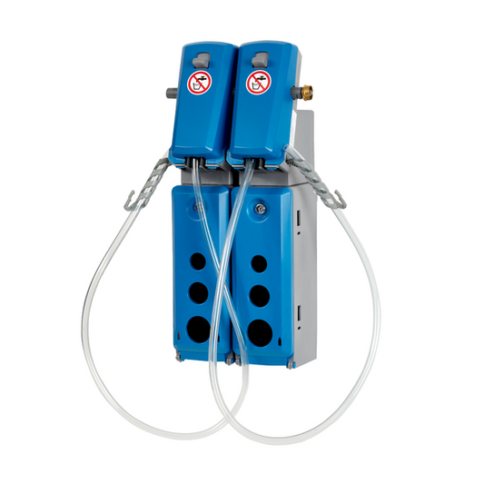 Zwei blau-graue Johannes Kiehl KG DosiStation 2P-16 L Multidosier-Wandgeräte, jeweils mit Schläuchen, vier Frontlöchern und Rauchverbotszeichen - ideal für die Befüllung von Eimern oder Maschinen in der Lebensmittelindustrie.