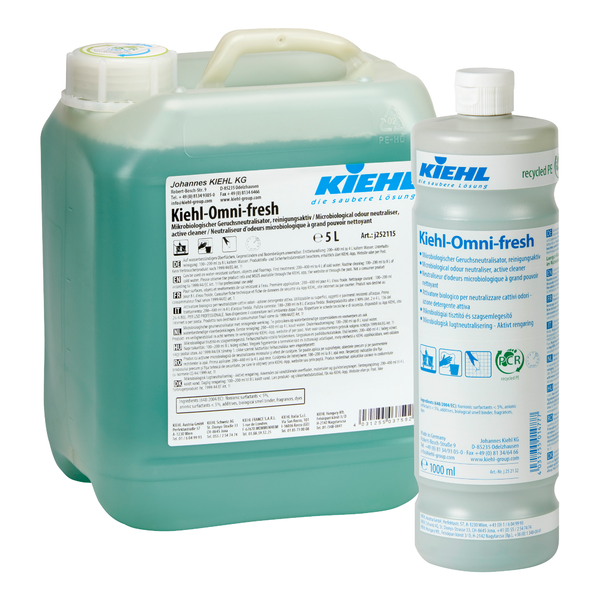 Ein durchsichtiger 5-Liter-Behälter und eine 1-Liter-Flasche Kiehl Omni-fresh Mikrobiologischer Geruchsneutralisator, reinigungsaktiv der Johannes Kiehl KG, beide mit weißem Deckel und blauem Etikett mit Branding und Produktangaben.