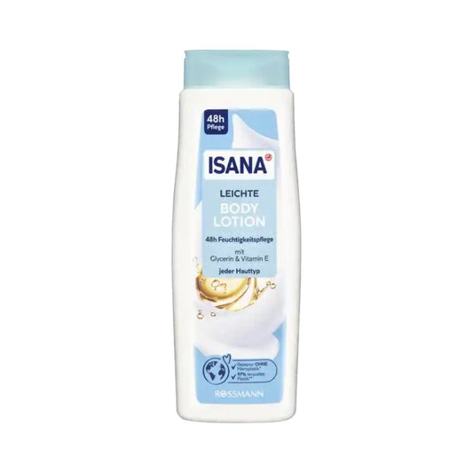 Die weiße 400 ml-Flasche Isana leichte Bodylotion der Dirk Rossmann GmbH mit blauem Verschluss und Milchspritzer auf dem Etikett wirbt für die 48-Stunden-Feuchtigkeitspflege mit Glycerin und Vitamin E. Sie ist für jeden Hauttyp geeignet und trägt am Boden das „ROSSMANN“-Logo.