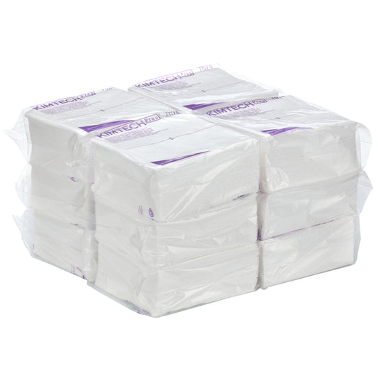 Zwölf in klarem Kunststoff verpackte Packungen weißer Kimtech® Pure Wischtücher der Kimberly-Clark GmbH sind gestapelt, mit violettem Text auf der Verpackung und den viertelgefalteten Blättern, die im Inneren teilweise sichtbar sind. Jede Schachtel enthält 12 Packungen mit 35 Blatt.