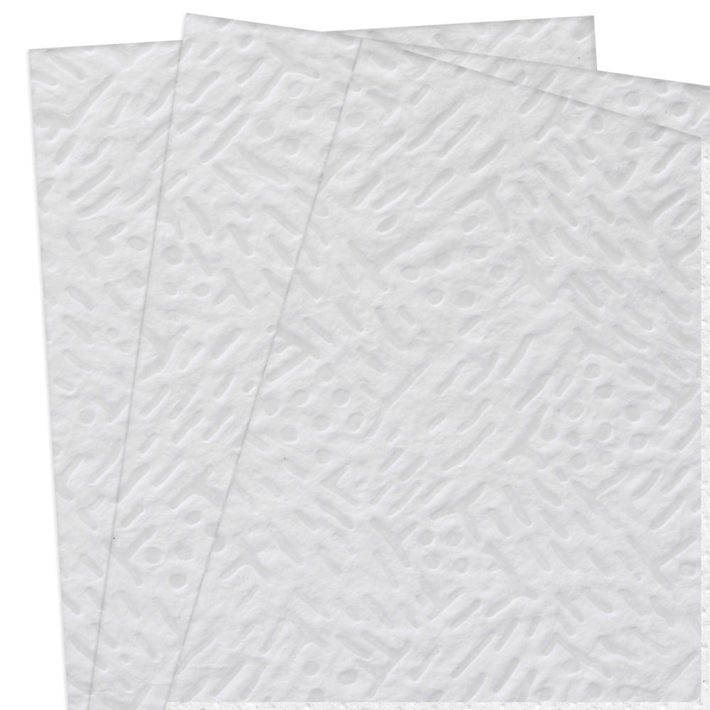 Drei sich überlappende Kimtech® Pure Wischtücher der Kimberly-Clark GmbH, Viertelgefaltet / Weiß, 12x35 Blatt, heben sich mit ihrer feinen Punkt- und Linienstruktur deutlich von einem schlichten weißen Hintergrund ab.