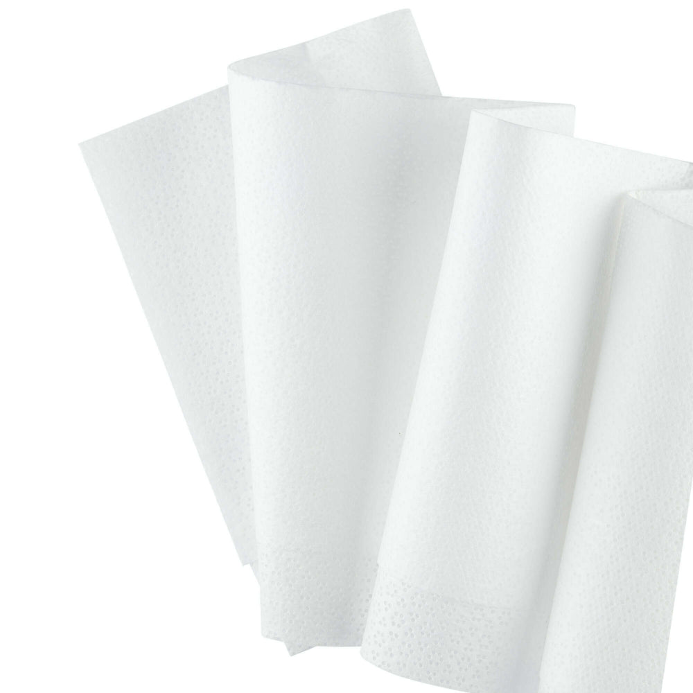 Eine Nahaufnahme von drei weißen WypAll® Wettask™ Wischtüchern der Kimberly-Clark GmbH, aufgefaltet und leicht überlappend, zeigt ihre strukturierte Oberfläche - ideal für industrielle Anwendungen wie Ölentfernung. Karton: 6 Rollen zu je 140 Blatt.