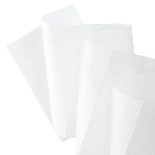 Mehrere Lagen WypAll® Wettask™ Wischtücher der Kimberly-Clark GmbH - weiß und halbtransparent - sind in überlappenden, sanft gewölbten Lagen vor einem einfarbig weißen Hintergrund angeordnet.