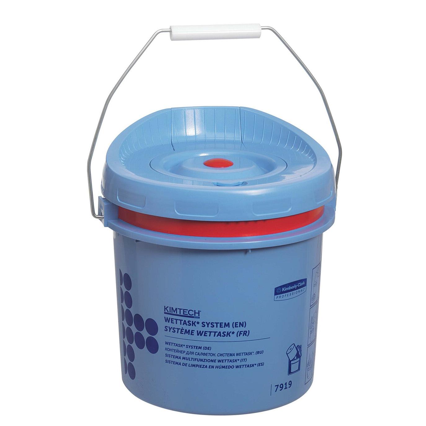 Ein blauer Kunststoff Kimtech® Wettask™ Rollen Wischtuch Spendereimer von Kimberly-Clark GmbH, mit Metallgriff und blauem Deckel, bedrucktem Etikett und Grafik an der Seite. Wird als 4 Spendereimer pro Karton geliefert.