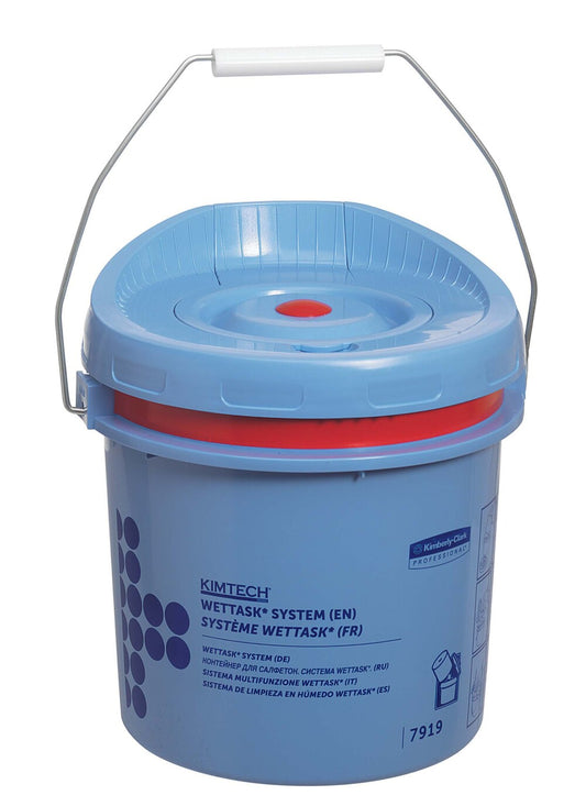 Ein blauer Kunststoff Kimtech® Wettask™ Rollen Wischtuch Spendereimer von Kimberly-Clark GmbH, mit Metallgriff und blauem Deckel, bedrucktem Etikett und Grafik an der Seite. Wird als 4 Spendereimer pro Karton geliefert.
