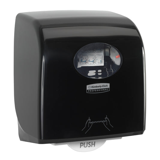 Der Aquarius™ Slimroll™ Rollenhandtuchspender in Schwarz von Kimberly-Clark GmbH verfügt über eine hygienische Handtuchausgabe, ein transparentes Sichtfenster, einen "PUSH"-Knopf an der Unterseite und Anleitungssymbole auf der Vorderseite.