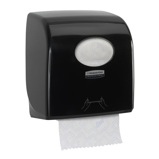 Der Aquarius™ Slimroll™ Rollenhandtuchspender in Schwarz (1 Spender/Karton) von Kimberly-Clark GmbH ist wandmontiert, zeigt durch das Fenster eine Rolle Papierhandtücher und sorgt für hygienische Handtuchentnahme.
