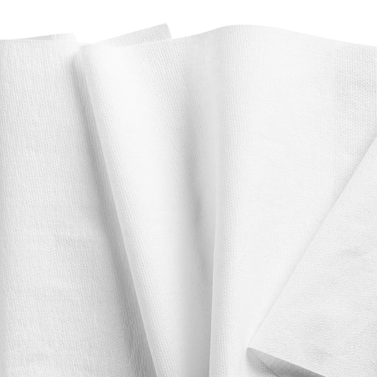 Mehrere WypAll® X80 PowerClean Reinigungstücher von Kimberly-Clark GmbH in Weiß liegen überlappend auf schlichtem Hintergrund, wobei ihre strukturierte Oberfläche und scharfen Kanten an industrielle Reinigung erinnern. 1 Brag Box x 160 Tücher/Karton.