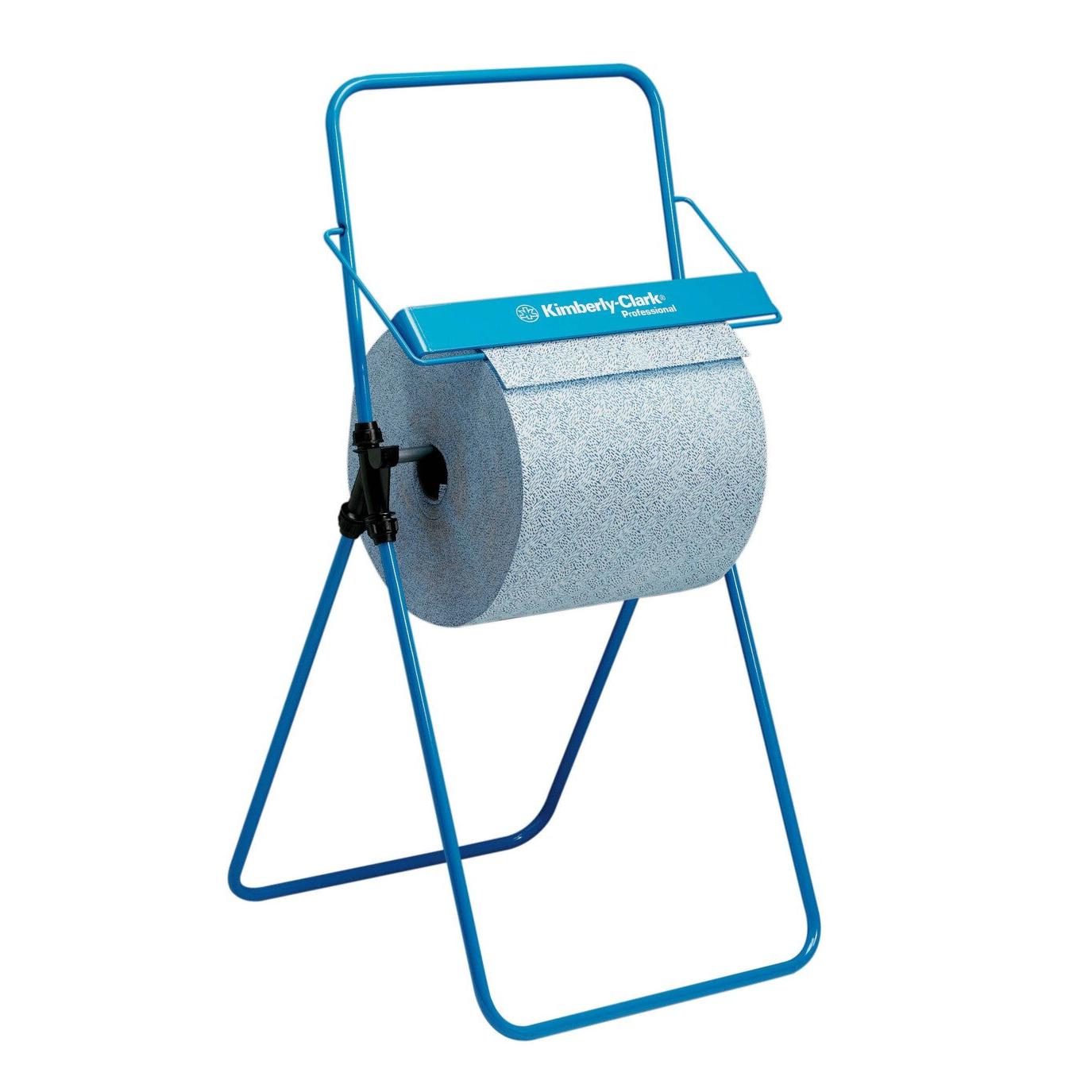 Ein blauer Metallständer hält eine WypAll® X60 General Clean Großrolle (1 Rolle x 500 Blatt, Blau) von Kimberly-Clark GmbH, ideal für die professionelle Reinigung. Der Ständer hat abgewinkelte Beine für Stabilität und eine horizontale Stange, auf der die Rolle teilweise aufgerollt ist.
