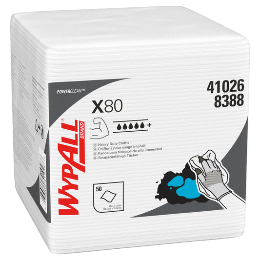 Ein Stapel WypAll® X80 PowerClean weißer Reinigungstücher, viertelförmig gefaltet in rechteckigen Packungen (4x50 Blatt), etikettiert mit dem Branding der Kimberly-Clark GmbH. Ideal für die anspruchsvolle industrielle Reinigung. Jeder Karton enthält 4 Beutel mit 50 Tüchern.