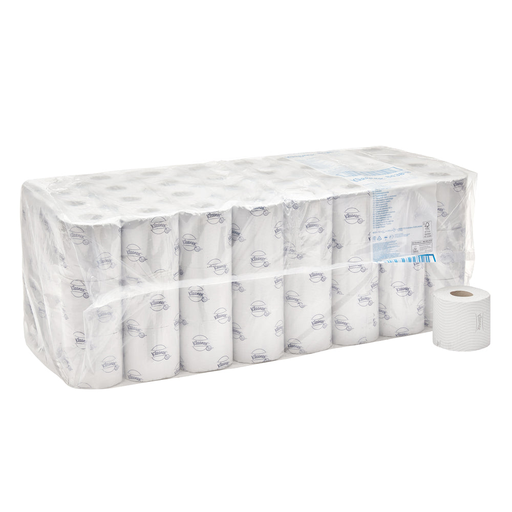 Ein 8er-Karton Kimberly-Clark GmbH Kleenex® Toilettenpapierrollen Kleinrollen (weiß), jede Packung enthält 12 kleine Rollen mit dezentem Aufdruck, 250 Blatt pro Rolle - eine weiß bedruckte Rolle ist außerhalb der Verpackung abgebildet.