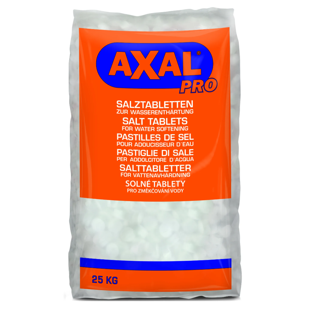 Ein 25 kg Sack AXAL PRO TABS Regeneriersalz - Spezialsalz zur Wasserenthärtung der K+S AG. Der überwiegend weiße Sack ist mit einem orangefarbenen Etikett versehen, auf dem der Produktname, mehrsprachige Spezifikationen und die Konformität mit DIN EN 973 zu finden sind. Die halbtransparente Verpackung ermöglicht die Sichtbarkeit der Salztabletten.